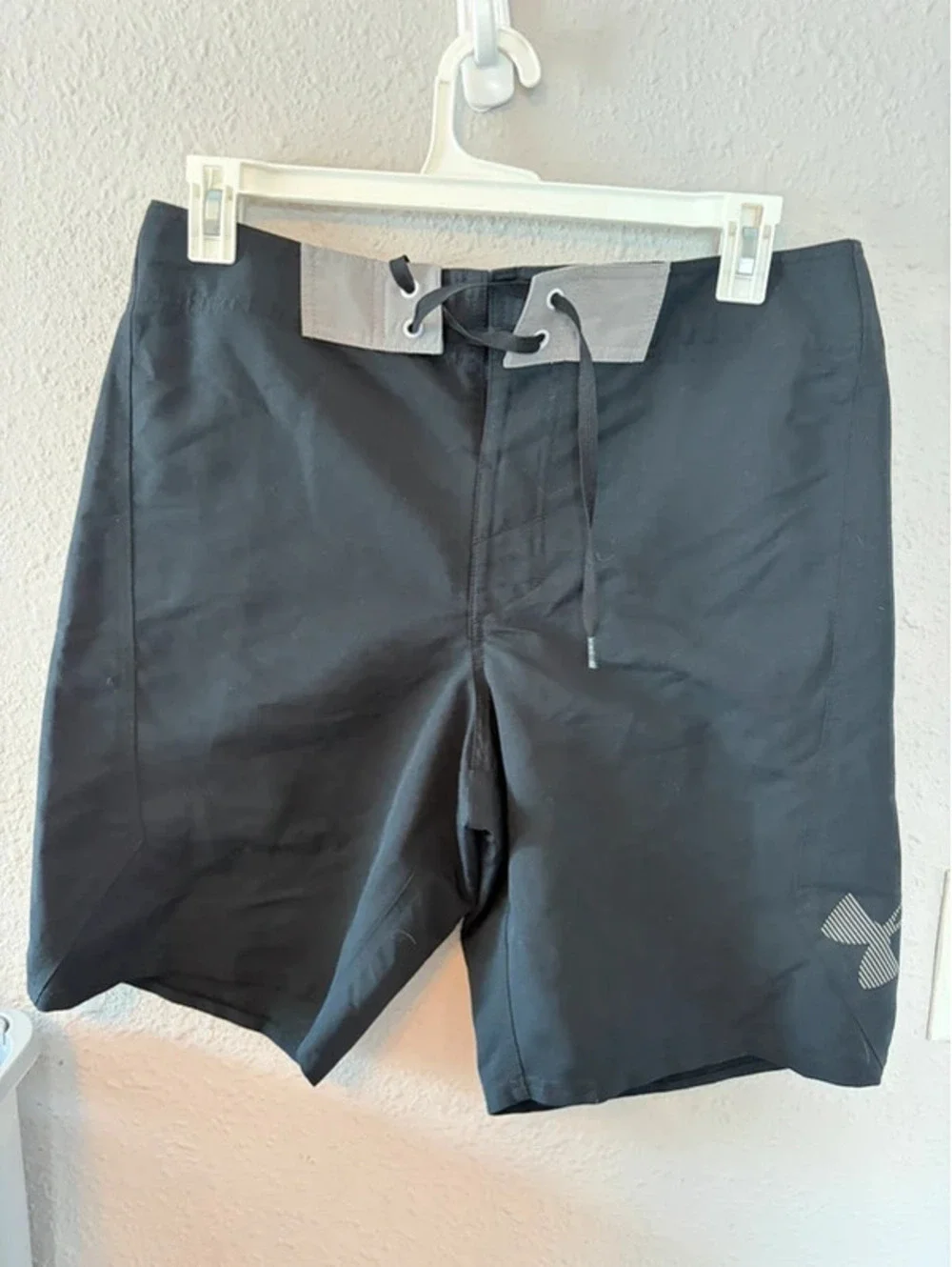 Men's Under Armour Board/Swim Shorts size 34 loose fit heatgear black